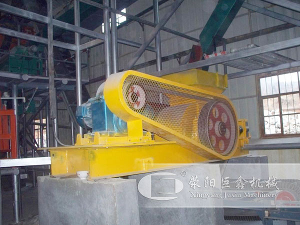 輥式破碎設(shè)備砂石料生產(chǎn)線現(xiàn)場(chǎng)